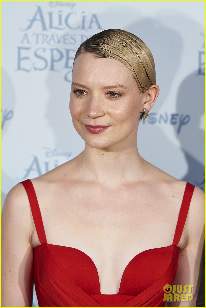 mia wasikowska brings alice through the looking glass to spain 17