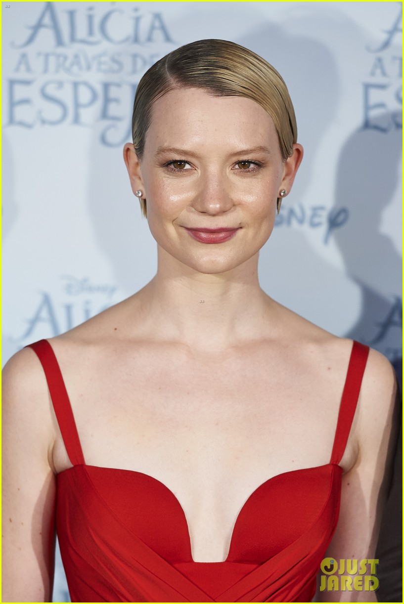 mia wasikowska brings alice through the looking glass to spain 20