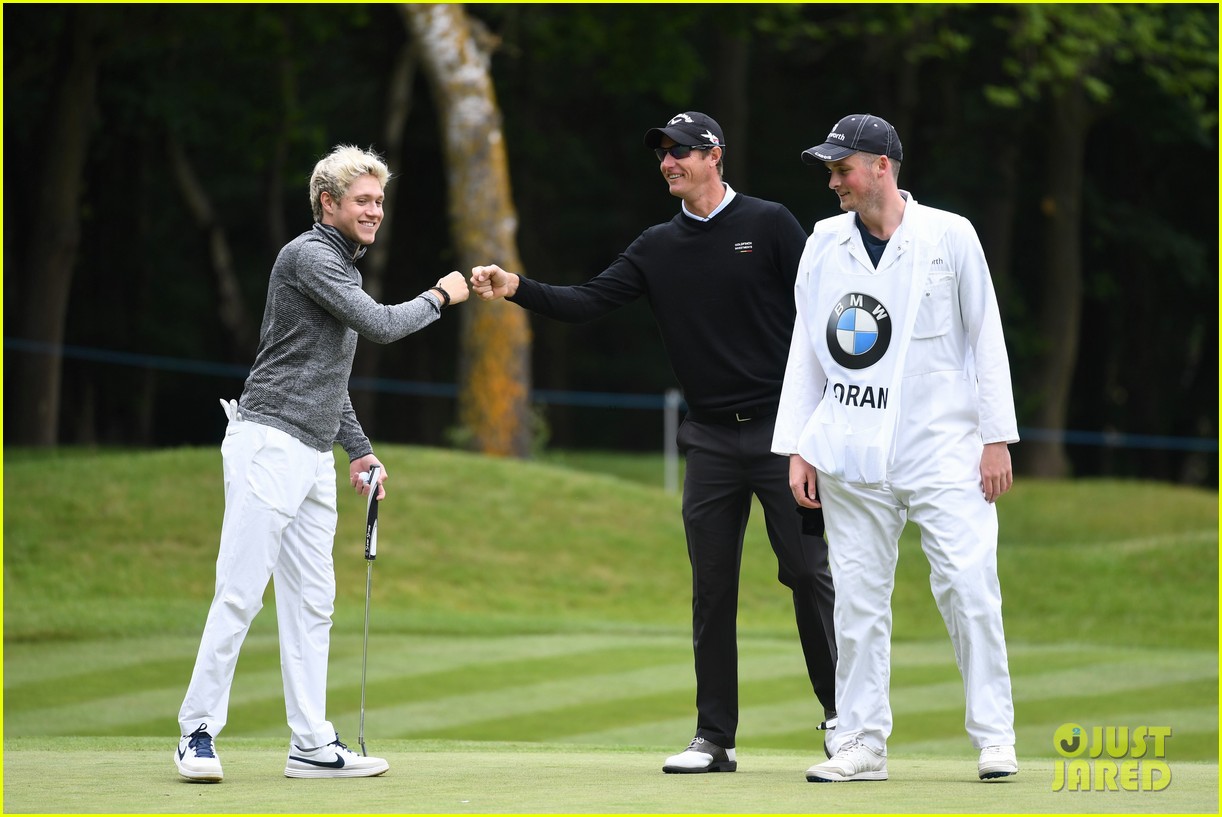 niall horan is getting harassed by a group of fans 22
