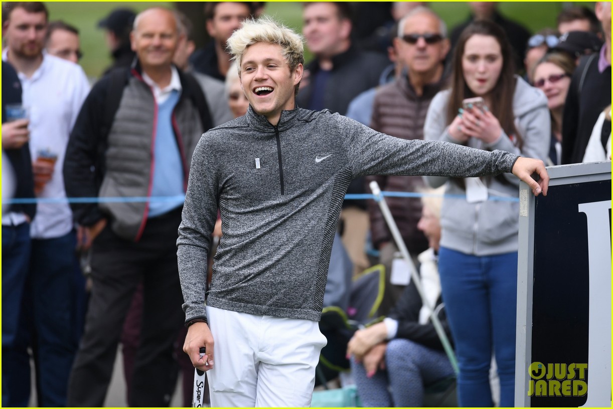 niall horan is getting harassed by a group of fans 28