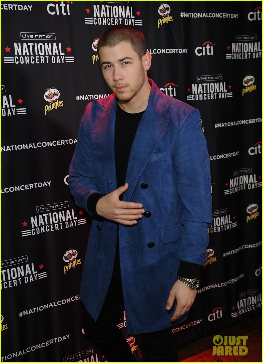 nick jonas wants to be vulnerable with his fans 04