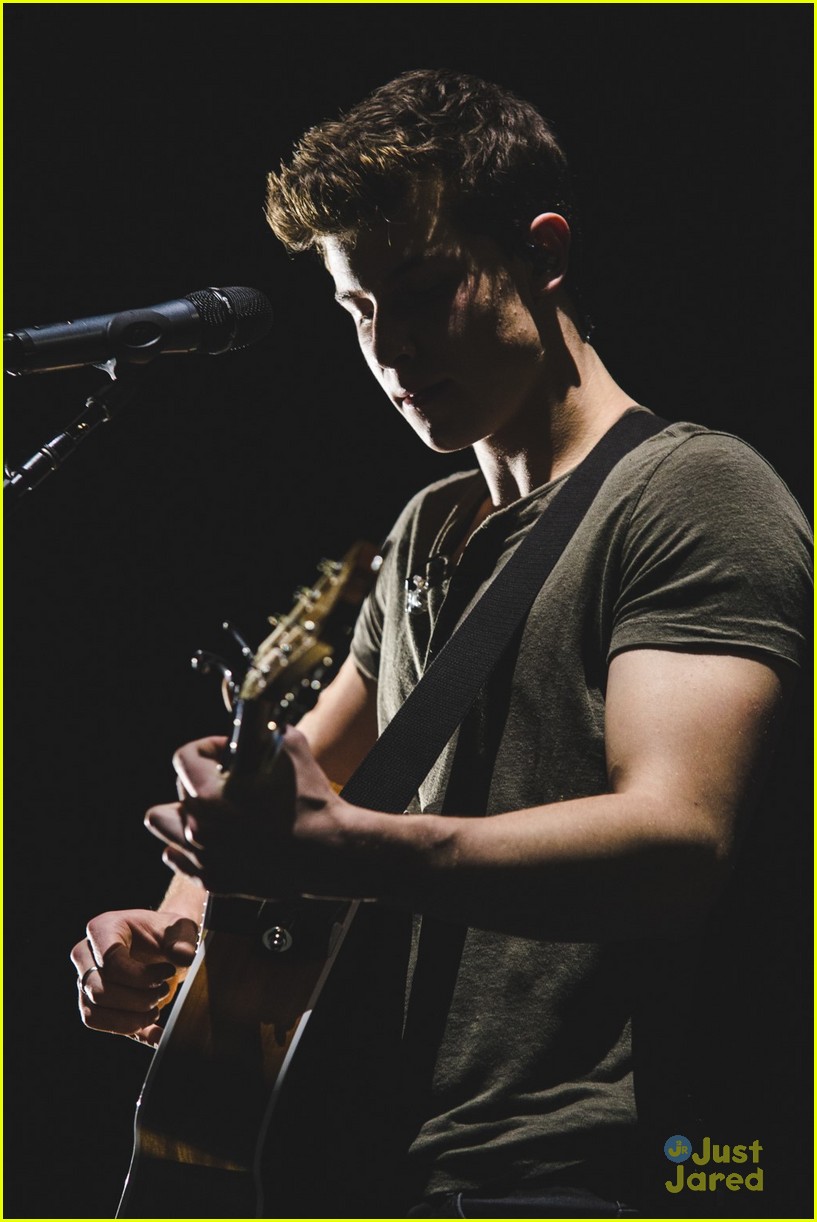 shawn mendes moving out apollo night two london 01