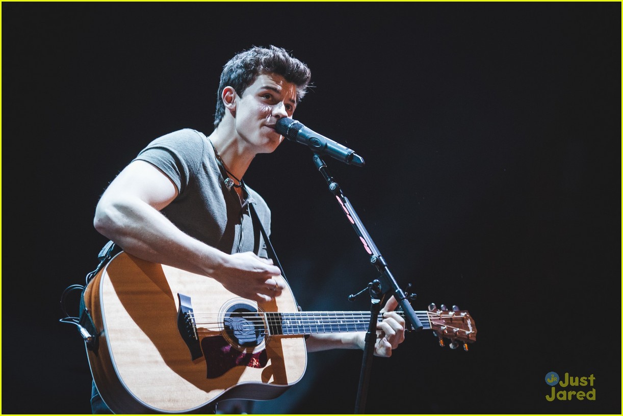 shawn mendes moving out apollo night two london 03