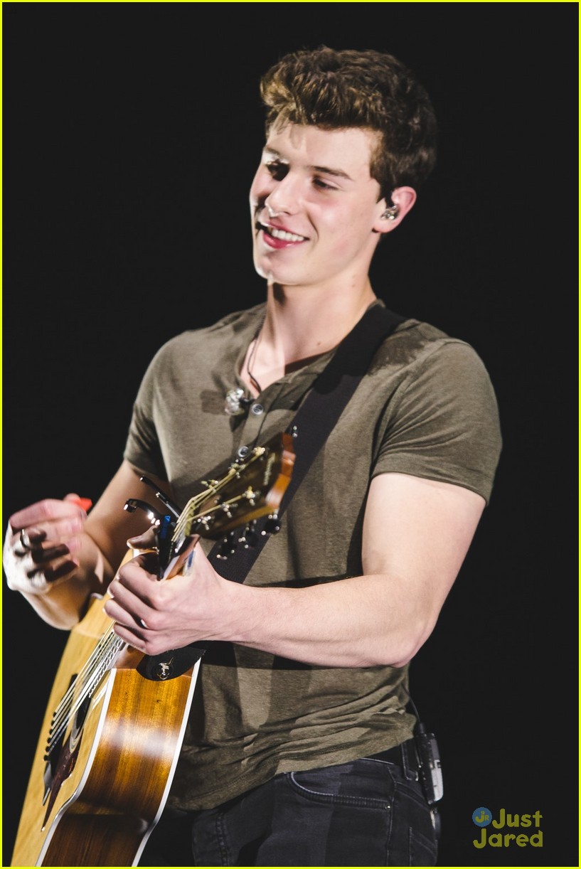 shawn mendes moving out apollo night two london 04