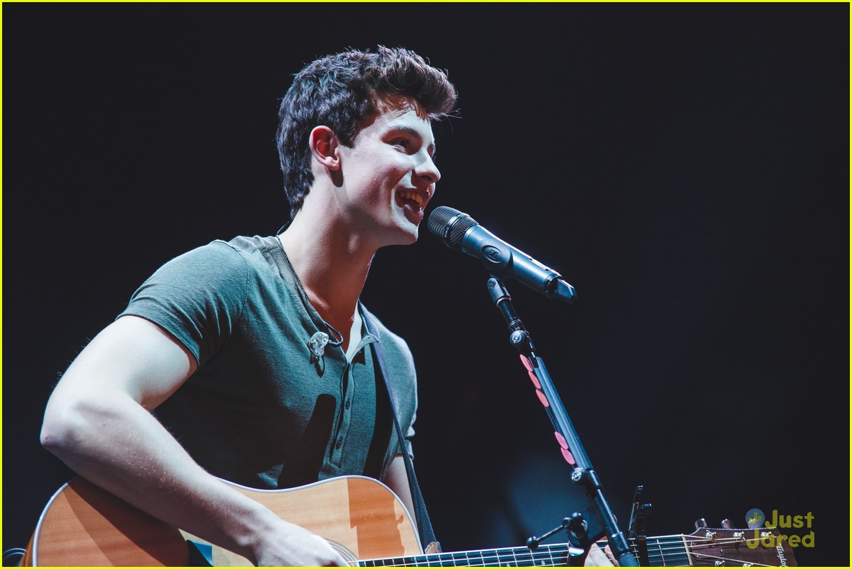 shawn mendes moving out apollo night two london 05