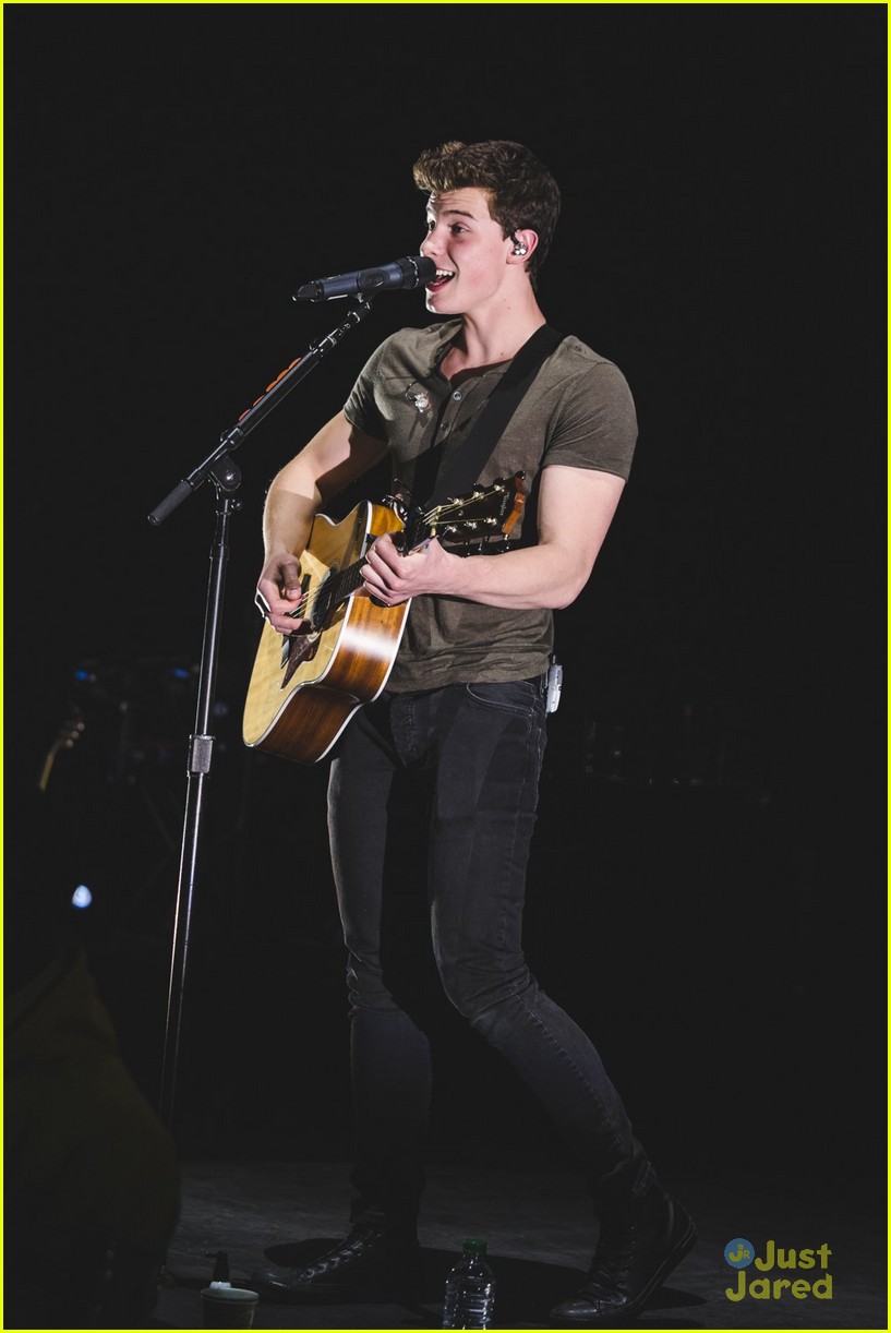 shawn mendes moving out apollo night two london 06