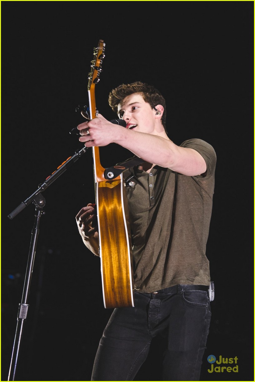 shawn mendes moving out apollo night two london 07