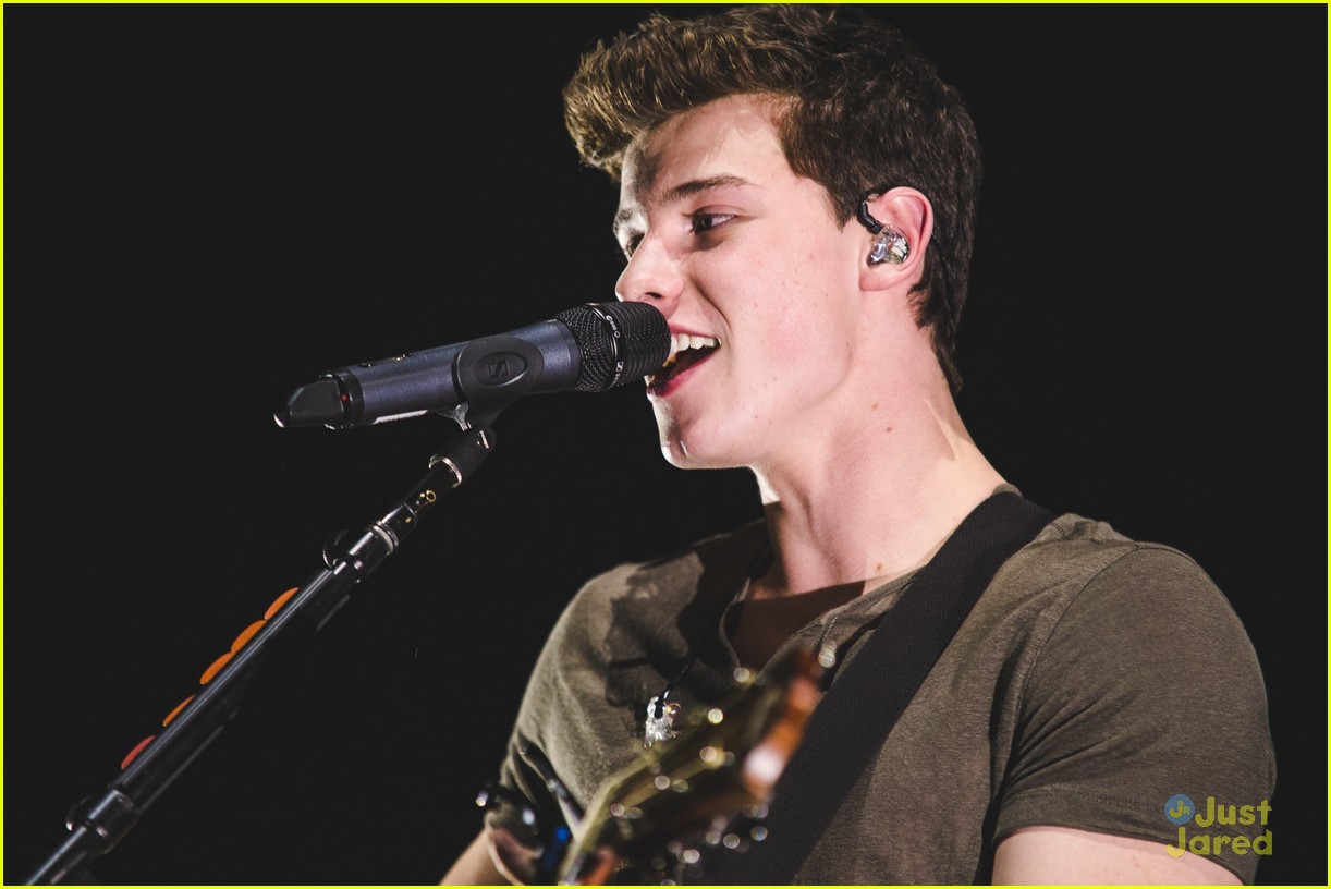 shawn mendes moving out apollo night two london 11