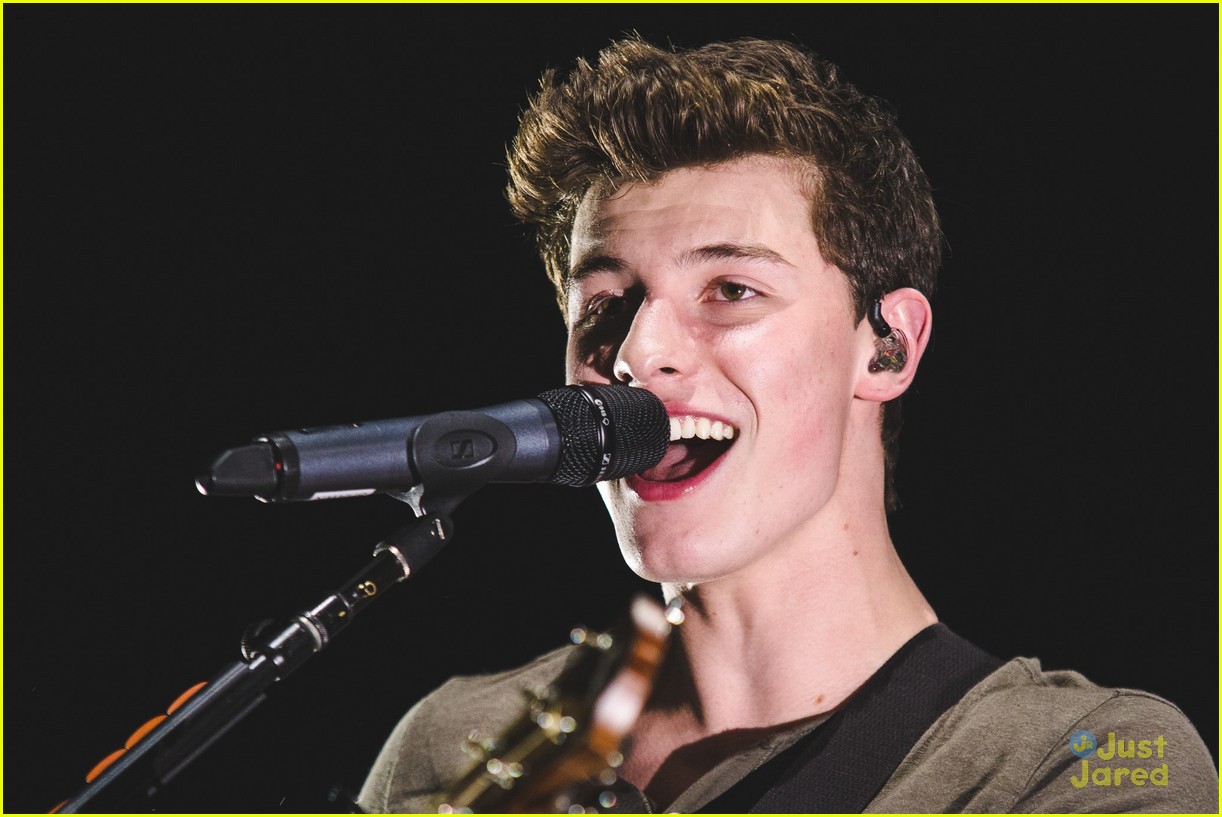 shawn mendes moving out apollo night two london 12