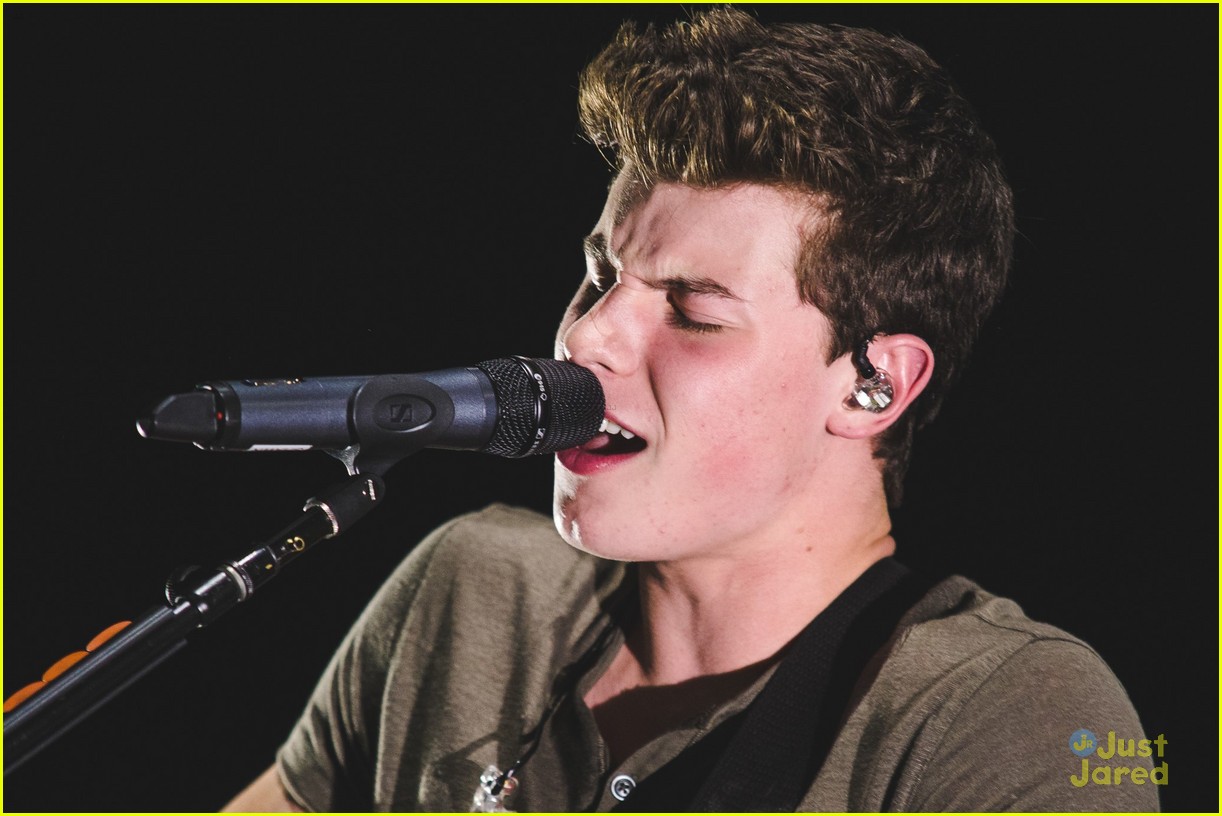 shawn mendes moving out apollo night two london 15