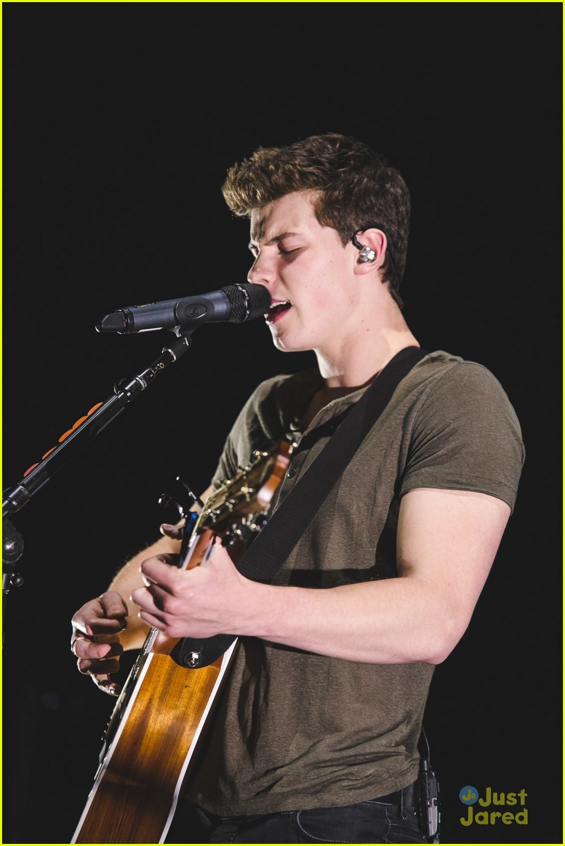 shawn mendes moving out apollo night two london 17