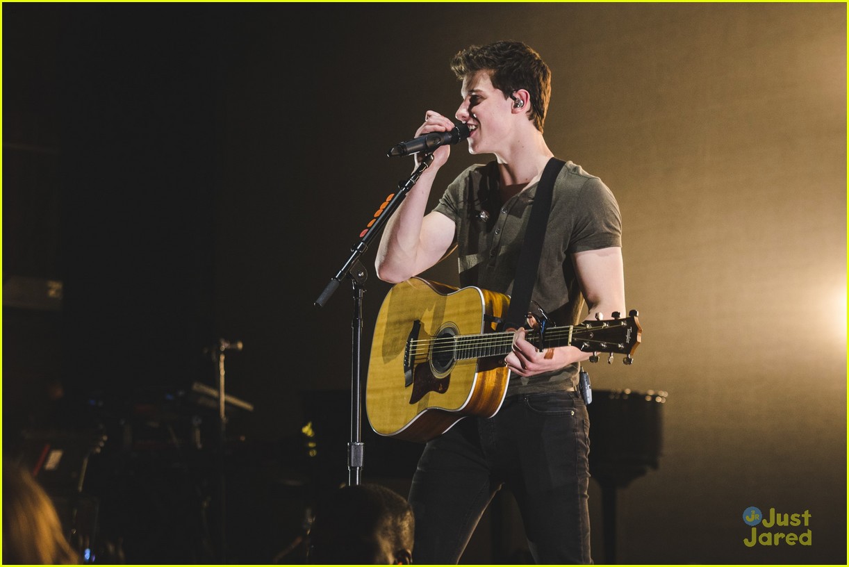shawn mendes moving out apollo night two london 21