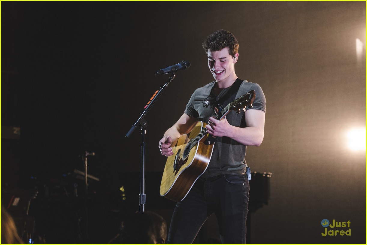 shawn mendes moving out apollo night two london 22