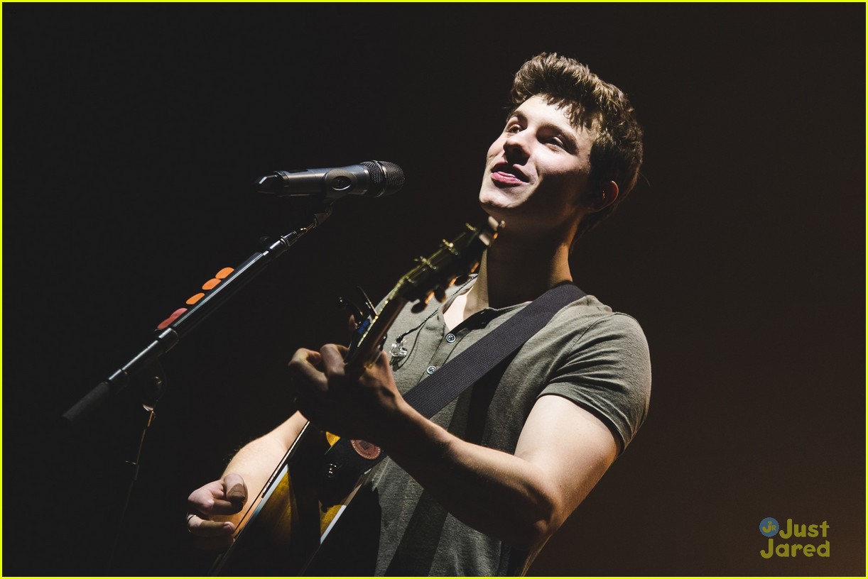 shawn mendes moving out apollo night two london 23