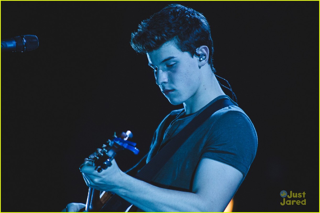 shawn mendes moving out apollo night two london 29