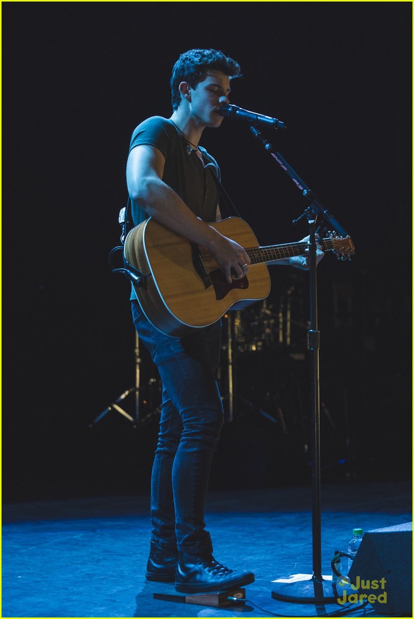shawn mendes moving out apollo night two london 33