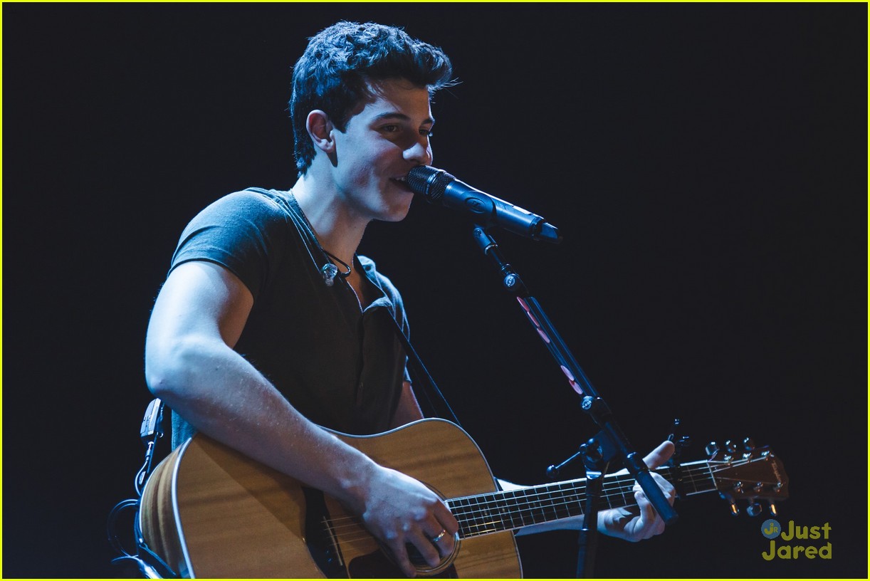 shawn mendes moving out apollo night two london 34