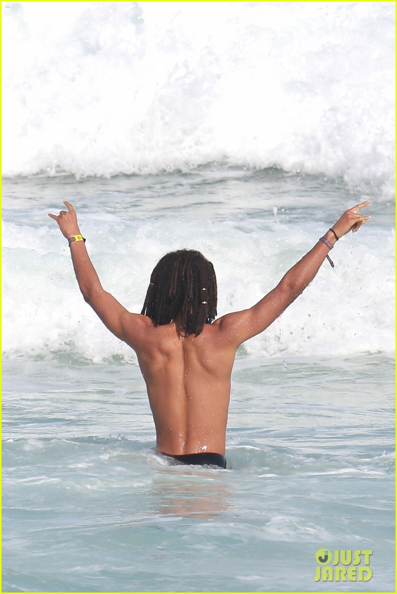 jaden smith wears just his calvins for a dip at the beach 08