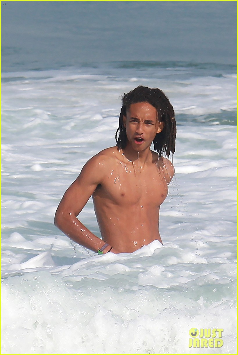 jaden smith wears just his calvins for a dip at the beach 22