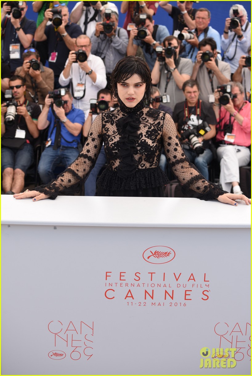 soko the stopover photocall cannes 11