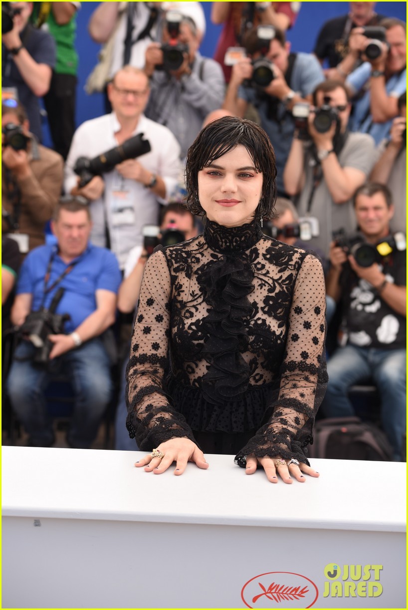 soko the stopover photocall cannes 15