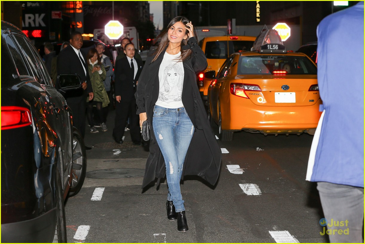 victoria justice taxi nyc after rocky horror trailer 03