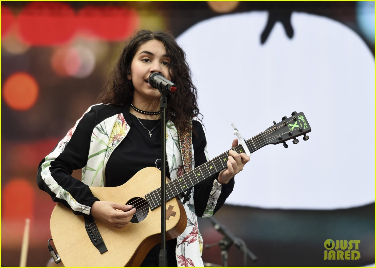 alessia cara concert coldplay manchester 01