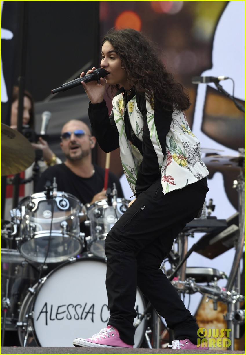 alessia cara concert coldplay manchester 03