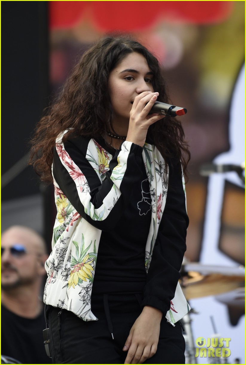 alessia cara concert coldplay manchester 07