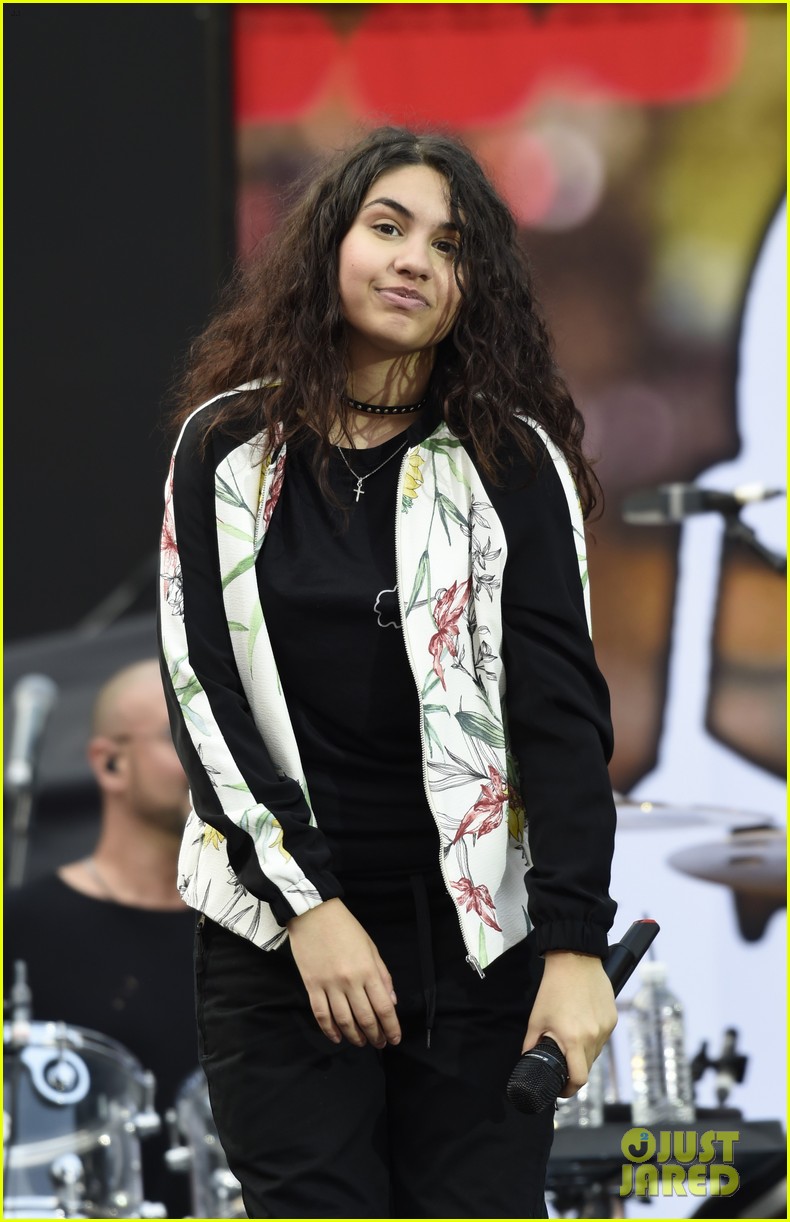 alessia cara concert coldplay manchester 23
