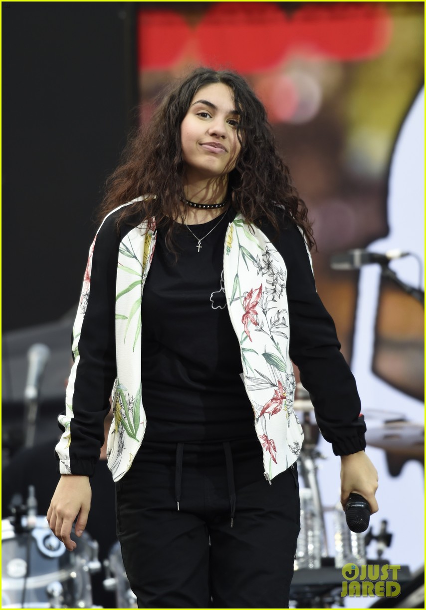 alessia cara concert coldplay manchester 25