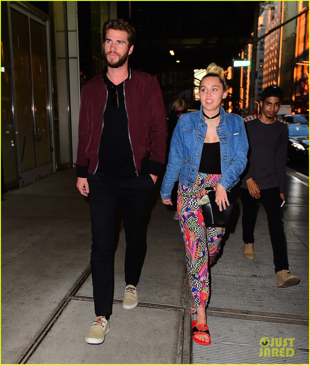 miley cyrus liam hold hands night out 01