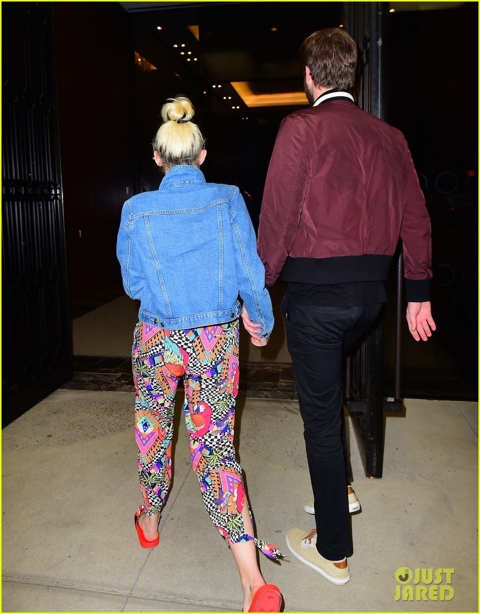 miley cyrus liam hold hands night out 03