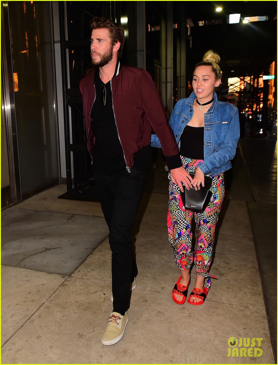 miley cyrus liam hold hands night out 05