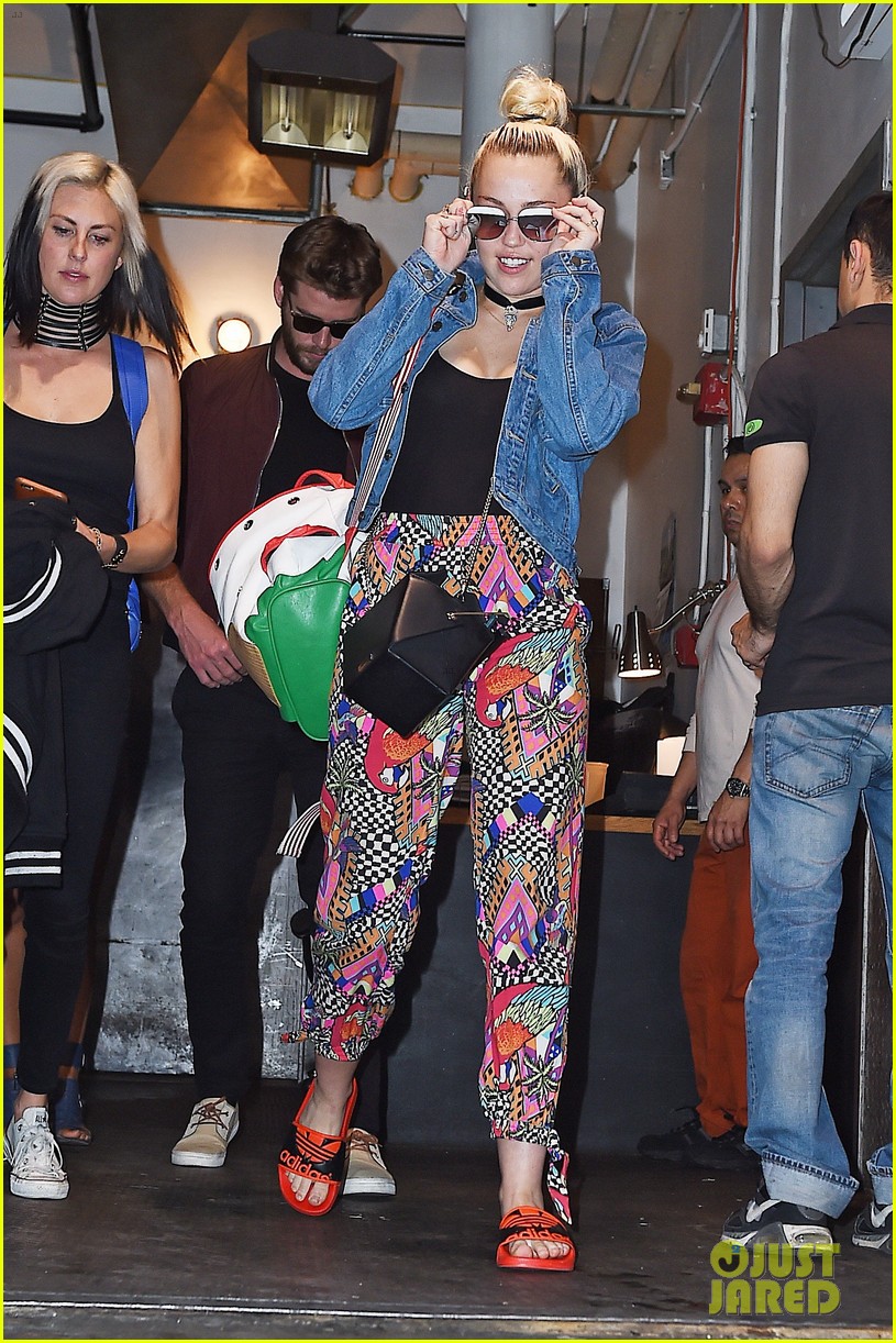 miley cyrus liam hold hands night out 16