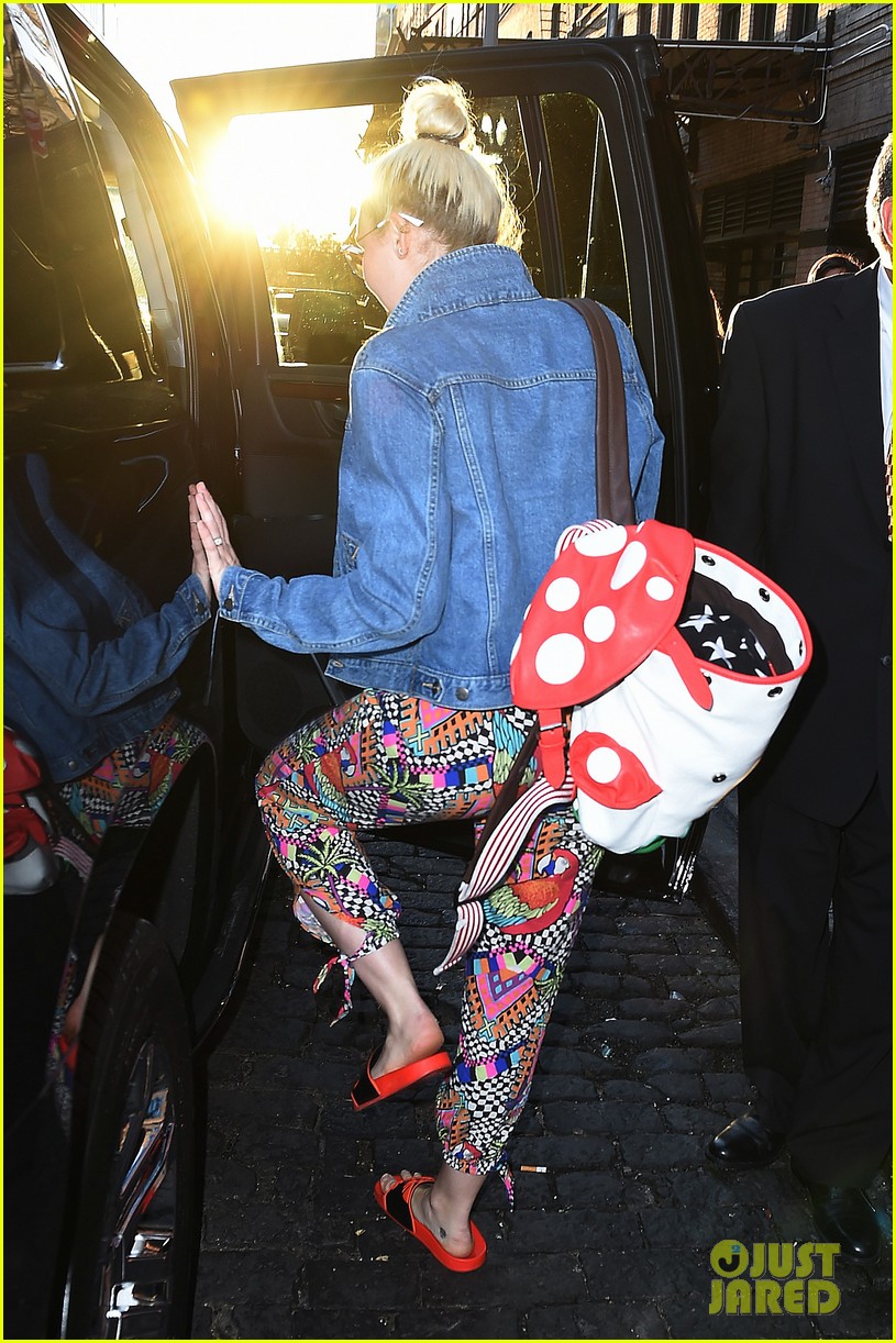 miley cyrus liam hold hands night out 24