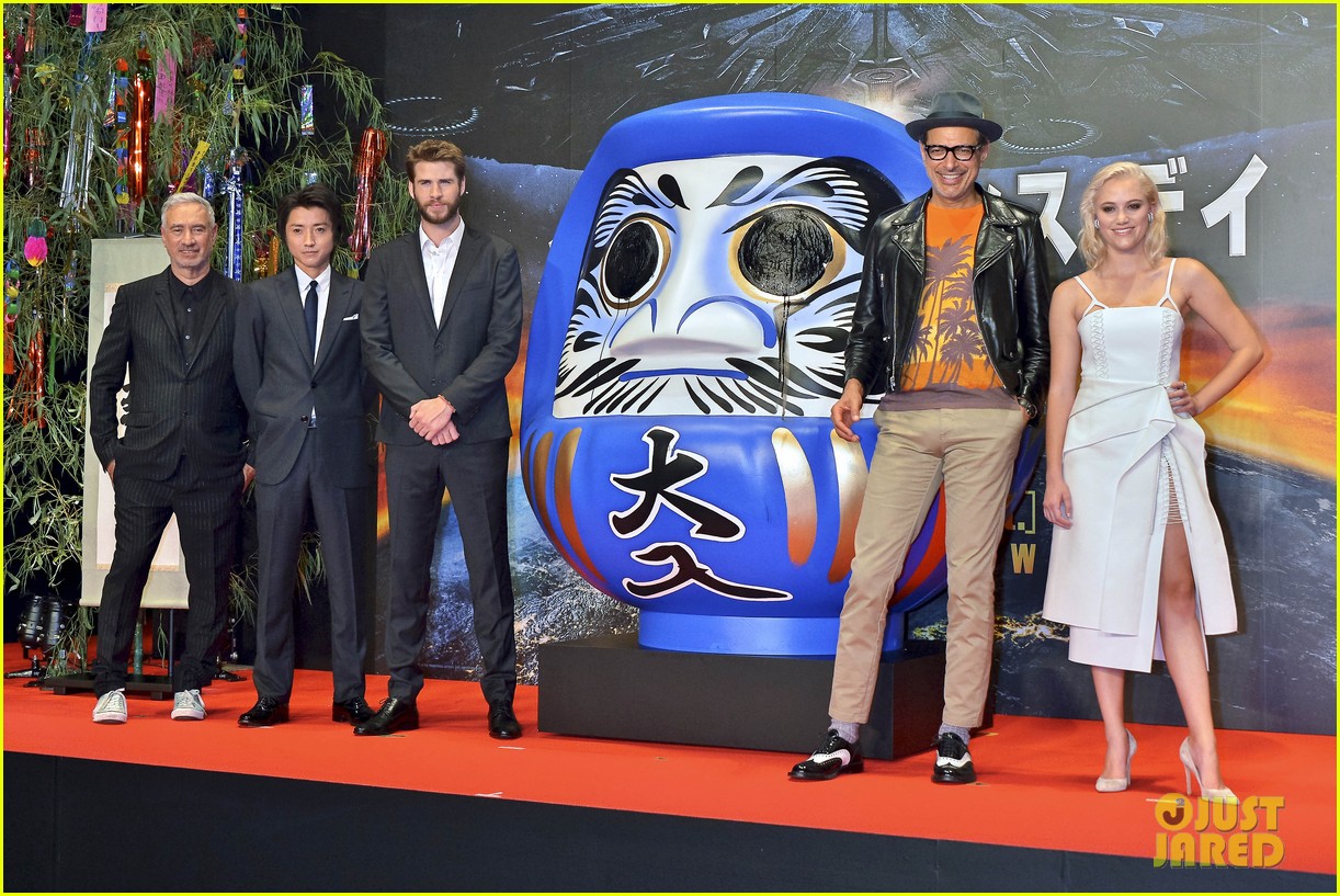 liam hemswoth premiere independence day tokyo 10