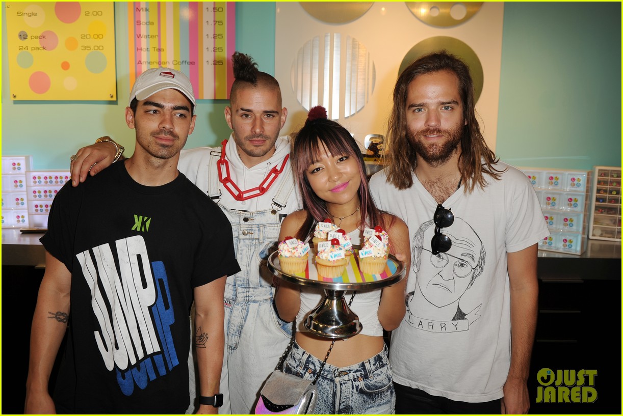 dnce cupcake toothbrush party 07
