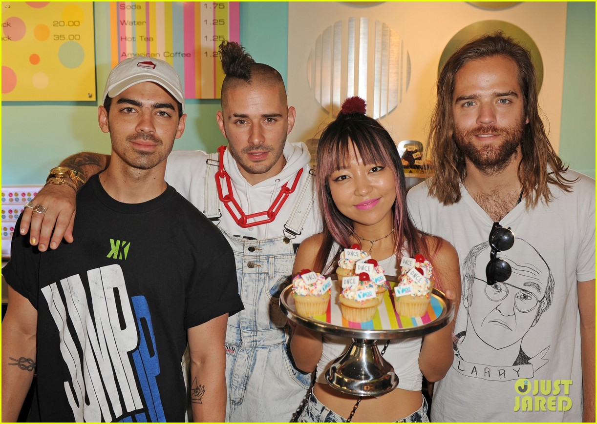 dnce cupcake toothbrush party 08