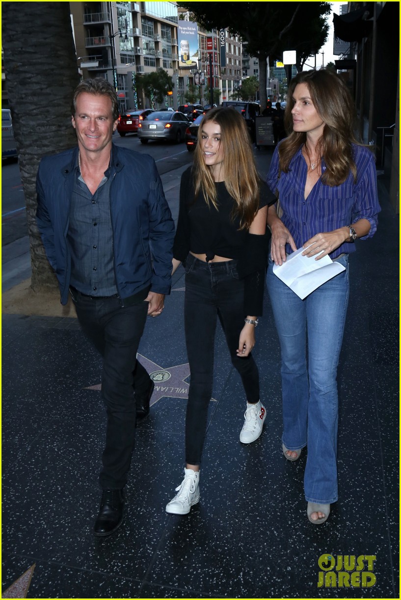 kaia gerber mom cindy crawford are basically twins in new pic 15