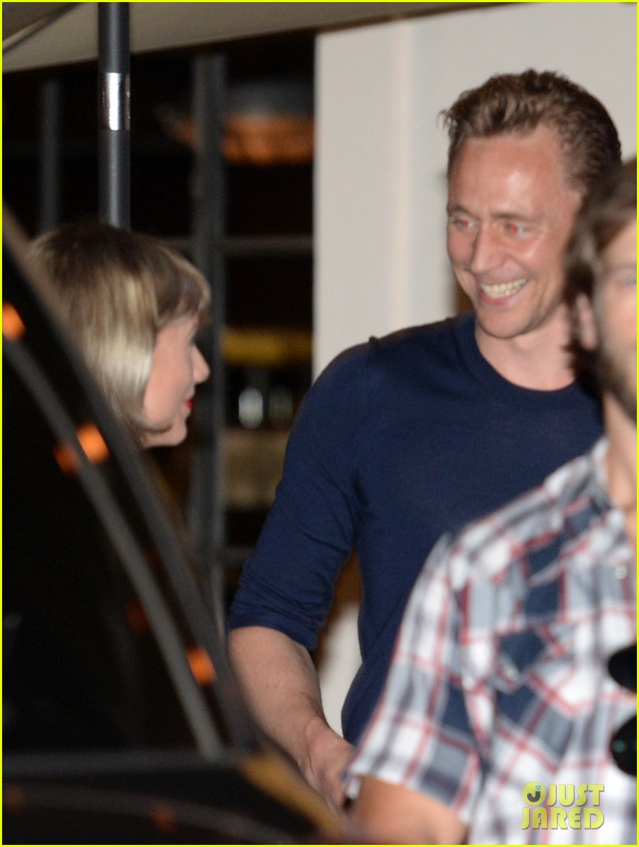 tom hiddleston looks smitten with taylor swift 03