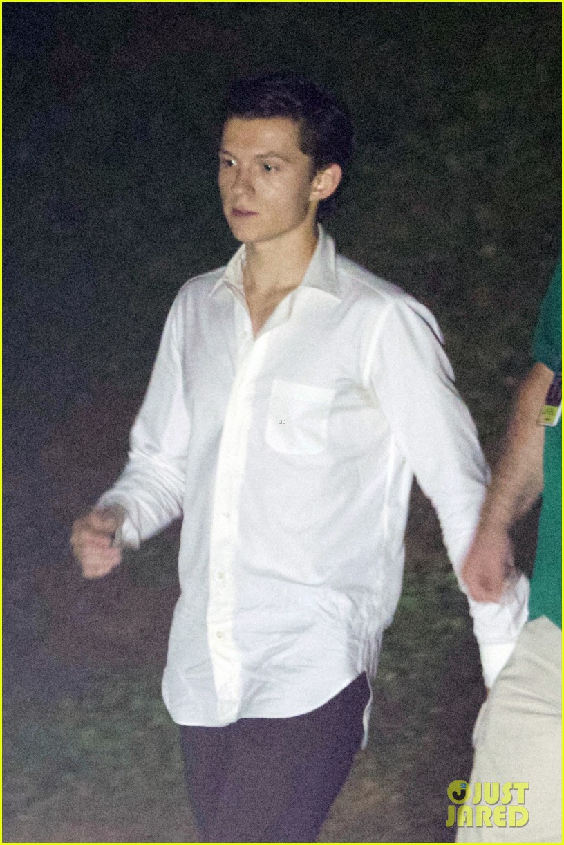 tom holland wraps spider man scenes after night shoot 03