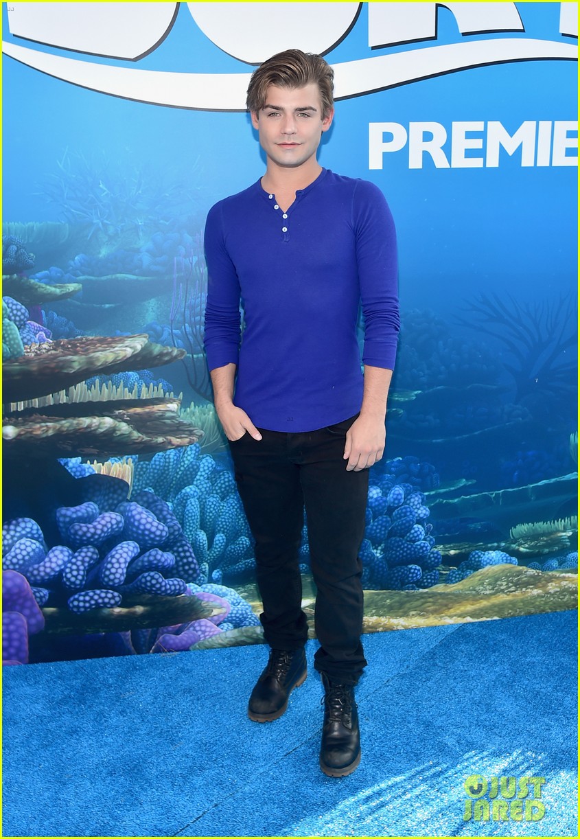 sarah hyland finding dory premiere 13