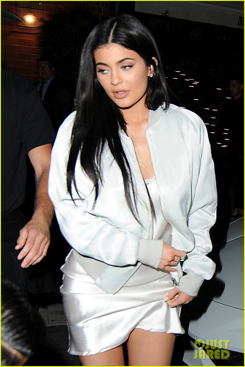 kendall kylie jenner hold hands after mr chow dinner date 18