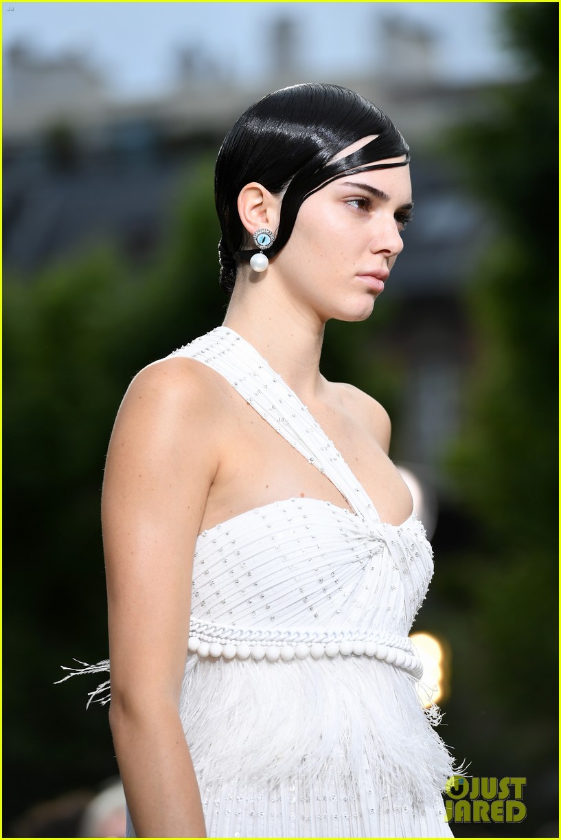 kendall jenner bella hadid walk in givenchy paris show 29