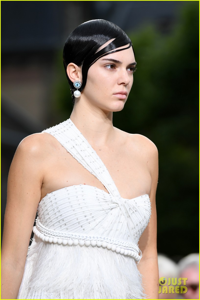 kendall jenner bella hadid walk in givenchy paris show 32