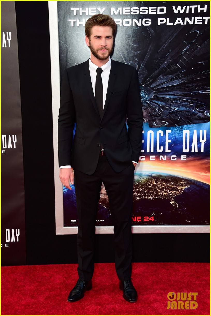 joey king liam hemsworth independence day premiere 16