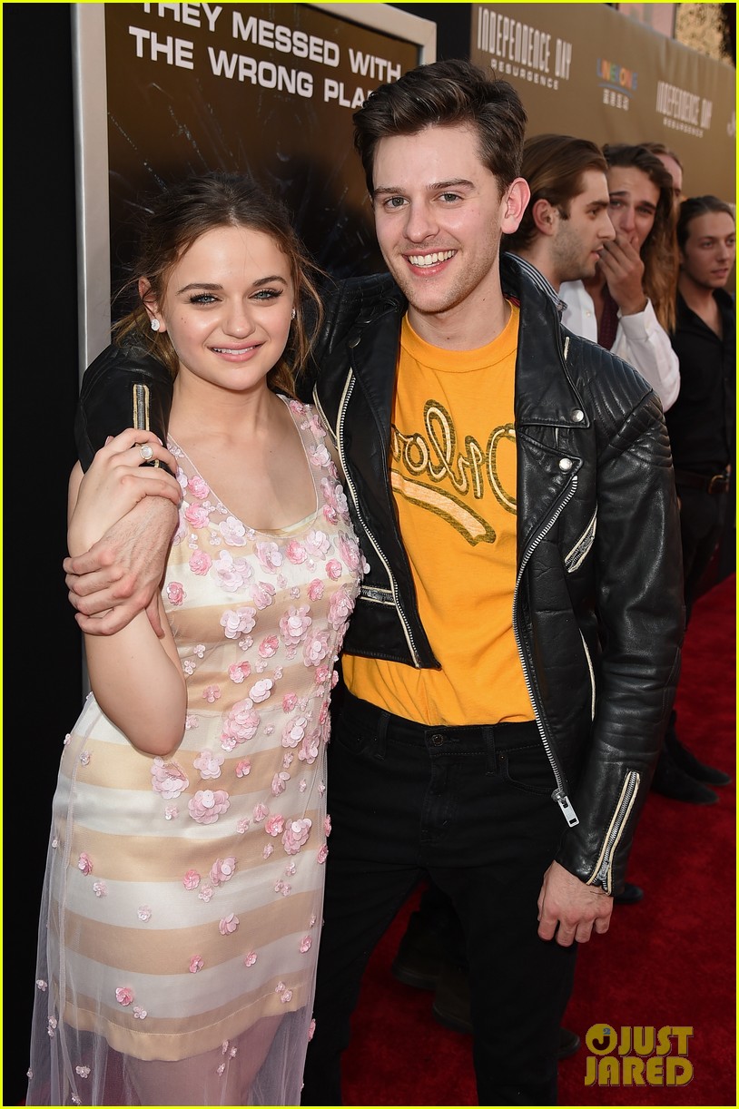 joey king liam hemsworth independence day premiere 21
