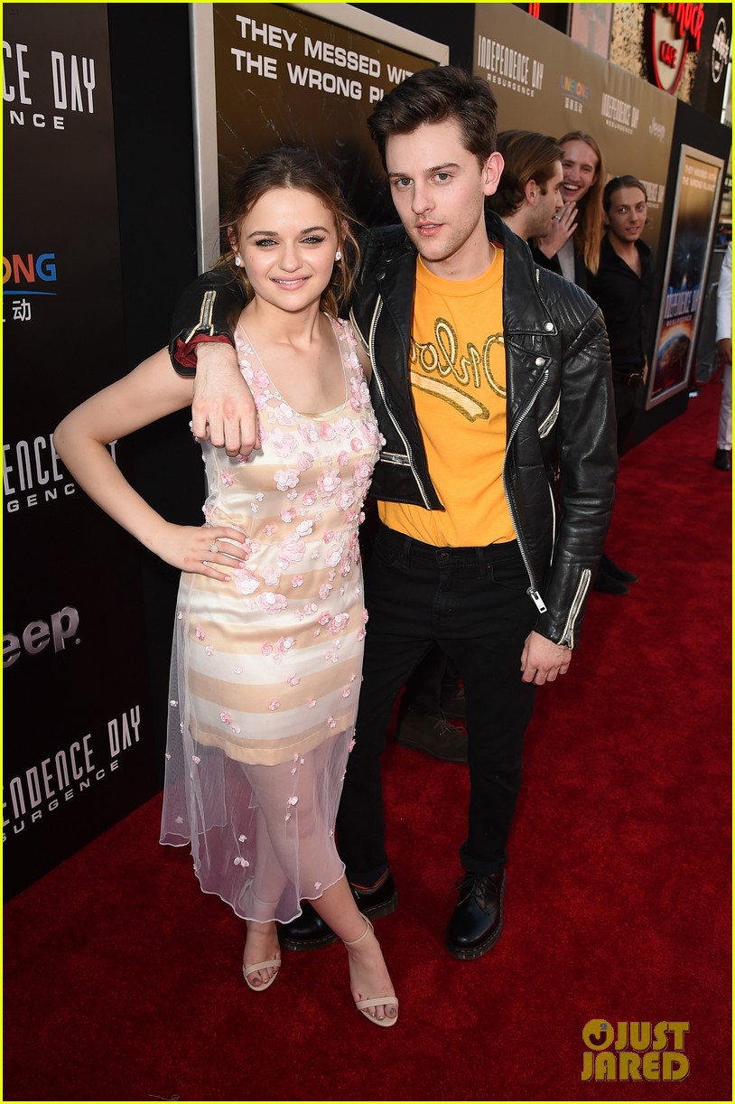 joey king liam hemsworth independence day premiere 22