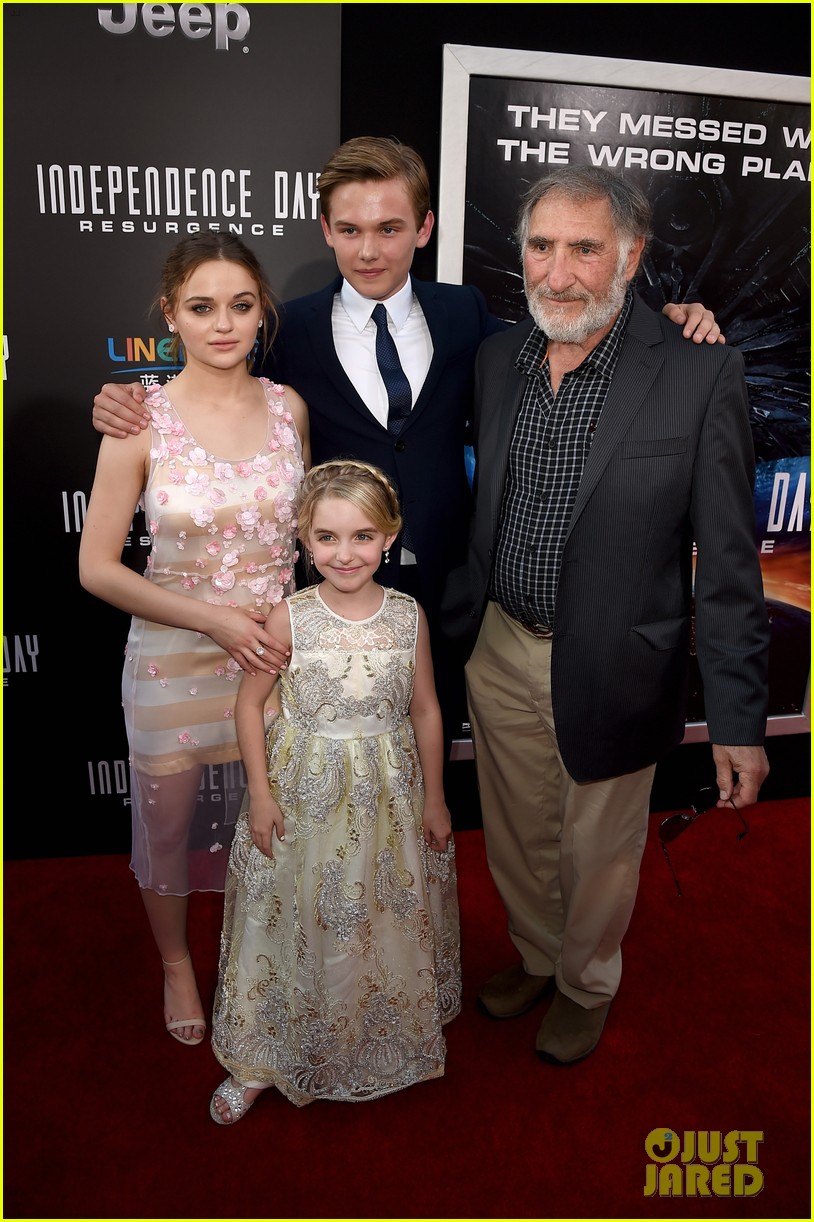 joey king liam hemsworth independence day premiere 26